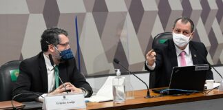 Ernesto Araújo nega que sua atuação prejudicou compra de vacinas