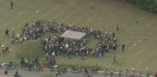 Corpo de MC Kevin deixa quadra da Unidos de Vila Maria e é sepultado na Zona Norte de SP