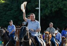Bolsonaro volta a atacar quem faz isolamento contra a Covid: ‘Tem alguns idiotas que até hoje ficam em casa’