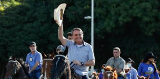 Bolsonaro volta a atacar quem faz isolamento contra a Covid: ‘Tem alguns idiotas que até hoje ficam em casa’