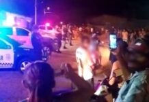 Pessoas jogam pedras e PM reforça segurança de delegacia após prisão de suspeitos de matar menina de 11 anos no RN