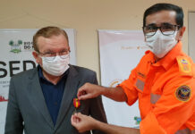 Secretário de Desenvolvimento Econômico recebe honraria de Corpo de Bombeiros