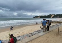 Criança de 3 anos se afoga na praia de Ponta Negra, em Natal, e é socorrida