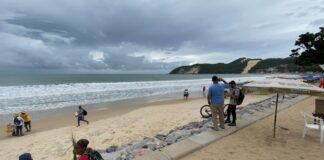 Criança de 3 anos se afoga na praia de Ponta Negra, em Natal, e é socorrida