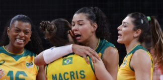 Brasil se impõe, vira sobre a Rússia e vai à semifinal no vôlei feminino