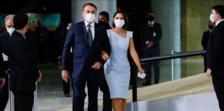 Juiz federal dá cinco dias para Bolsonaro explicar medalha Oswaldo Cruz para primeira-dama