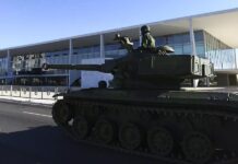 Assessores de Bolsonaro admitem que desfile foi organizado para intimidar Judiciário e Legislativo