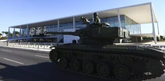 Assessores de Bolsonaro admitem que desfile foi organizado para intimidar Judiciário e Legislativo