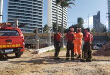 Viga se solta e atinge dois trabalhadores de uma obra em Ponta Negra