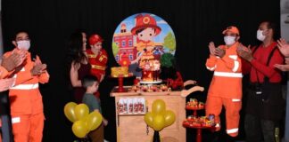 Fã dos bombeiros, menino de 4 anos ganha aniversário temático com presença de militares e viatura no RN
