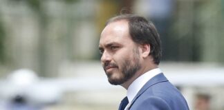 MP investiga Queiroz por supostas “rachadinhas” no gabinete de Carlos Bolsonaro