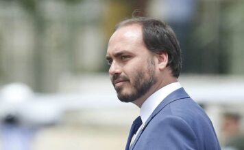 MP investiga Queiroz por supostas “rachadinhas” no gabinete de Carlos Bolsonaro