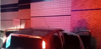 Após perseguição policial, carro bate em muro do Hospital da Liga contra o Câncer