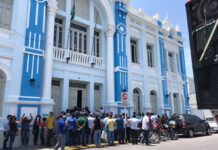 Protesto em frente à Prefeitura de Natal pede retomada de linhas de ônibus e licitação do transporte público