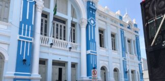 Protesto em frente à Prefeitura de Natal pede retomada de linhas de ônibus e licitação do transporte público