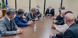 Senadores entregam a Aras relatório final da CPI da Covid