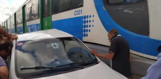 Trem colide com automóvel em bairro de Natal; motorista fica ferida