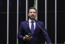 Deputado Professor Israel assume homossexualidade em entrevista