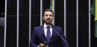 Deputado Professor Israel assume homossexualidade em entrevista