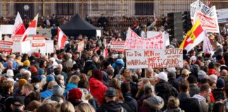 Mundo está entrando em quarta onda de covid-19, diz diretora da OMS