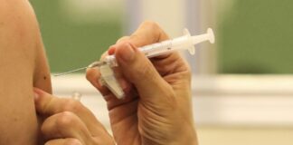 Ministério anuncia dose de reforço contra a covid a todos com mais de 18 anos