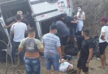 Carro com a banda do cantor Gusttavo Lima capota na Paraíba