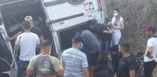 Carro com a banda do cantor Gusttavo Lima capota na Paraíba