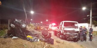 Motorista perde o controle e se choca contra caminhão em Parnamirim