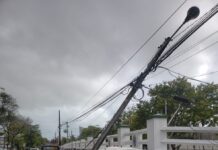 Motorista perde controle de carro, sobe calçada e derruba poste na avenida Hermes da Fonseca em Natal