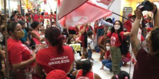 Famílias ligadas a movimento social ocupam supermercado em shopping de Natal