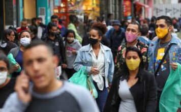 Com 228.954 casos de Covid-19 registrados em 24 horas, Brasil bate novo recorde