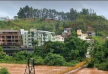 Ponte se rompe após chuvas e deixa moradores isolados em Nova Era (MG)
