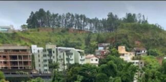 Ponte se rompe após chuvas e deixa moradores isolados em Nova Era (MG)