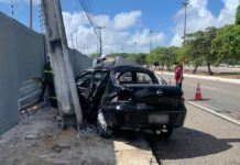 Motorista é socorrido após bater carro em poste e muro de motel em Natal