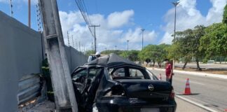 Motorista é socorrido após bater carro em poste e muro de motel em Natal
