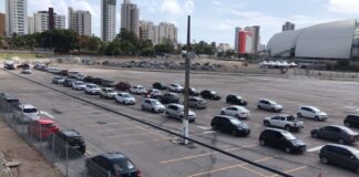 Drive-thru para testagem de Covid-19 na Arena das Dunas registra longa fila de carros neste domingo (30)