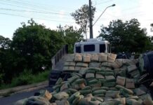 Acidente com carreta carregada de cimento interdita rodovia que dá acesso à Praia da Pipa no RN