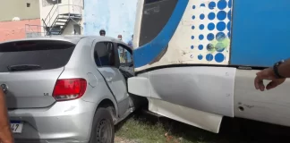 Carro é atingido por trem em linha férrea de Natal