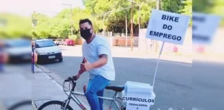 Homem recolhe currículos na periferia e distribui para empresas