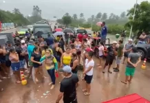 Protesto contra retirada das barracas da Praia de Tourinhos fecha entrada de São Miguel do Gostoso