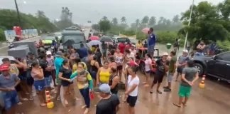 Protesto contra retirada das barracas da Praia de Tourinhos fecha entrada de São Miguel do Gostoso